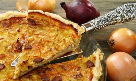 Ingredientai klasikiniam svogūnų pyragui