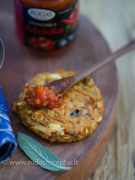 Įvairūs vegetariškų burgerių paplotėliai
