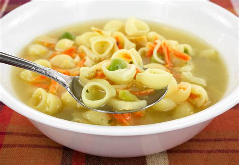 Lėkštė pieniškos sriubos su makaronais ir žirneliais