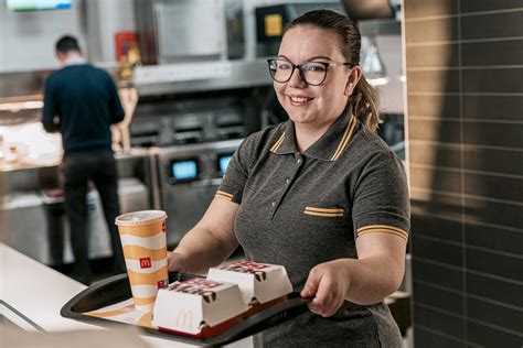 „McDonald's“ darbuotojai aptarnauja klientus