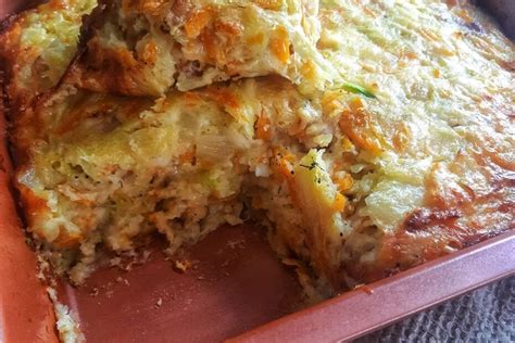 Pikantiško cukinijų pyrago gabalėlis su šonine ir sūriu