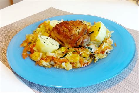 Keptos vištienos šlaunelės su šviežiomis daržovėmis