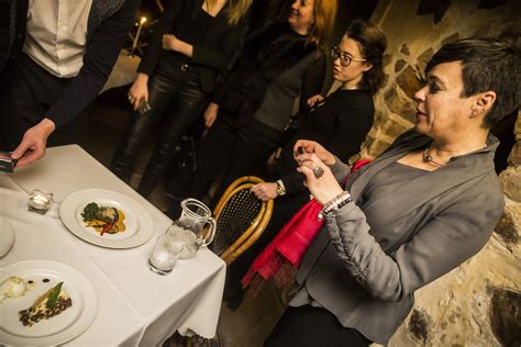 Dalyviai bando atrasti maistą lėkštėje tamsoje