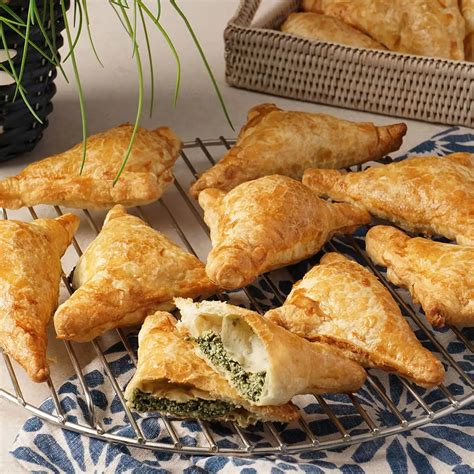 Sluoksniuotos tešlos pyragėliai su pesto ir sūriais