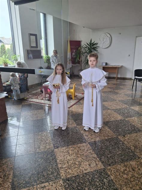 Pirmosios Komunijos šventės dekoravimas balionais ir gėlėmis