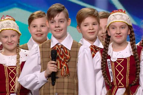 Vaikai dainuoja ir šoka liaudiškus šokius