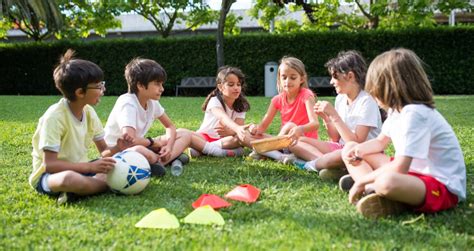 Vaikai žaidžia liaudiškus žaidimus Dainų šventės metu