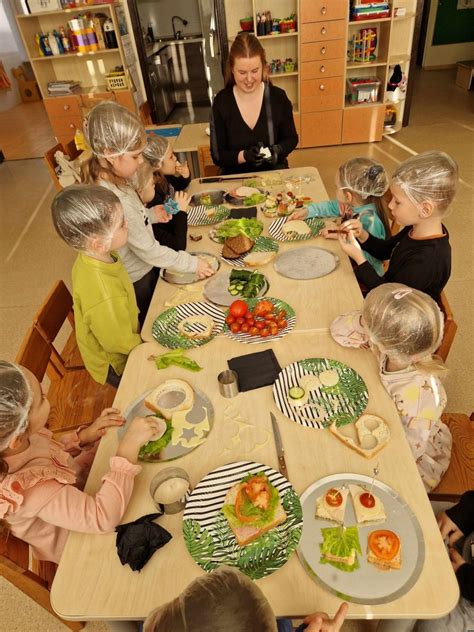 Vaikai ragauja įvairių rūšių duoną