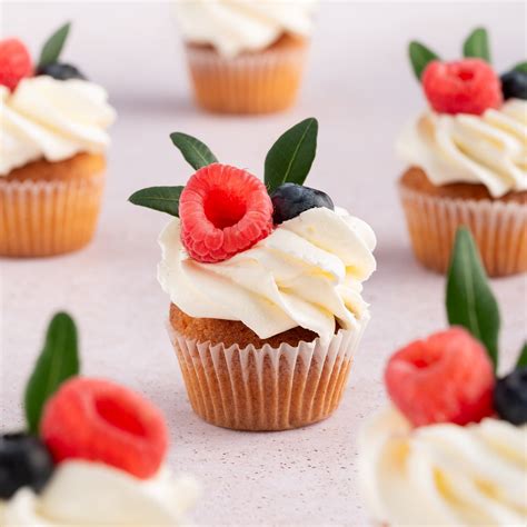 Žaliųjų špinatų keksiukai su kremu ir uogomis