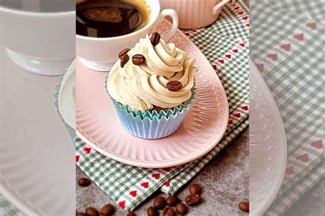 Kavos skonio keksiukai su kremu ir kakavos pabarstais