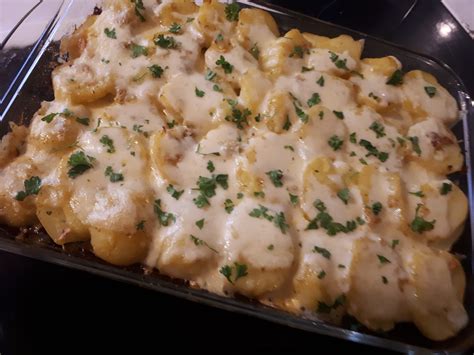 Bulvių apkepas su faršu patiekalas