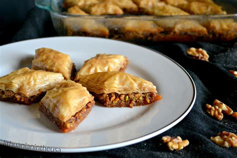 Įvairių rūšių baklava ir graikiški saldumynai