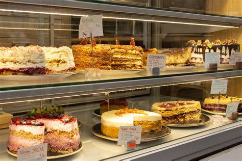 Šviežių veganiškų tortų ir pyragaičių asortimentas