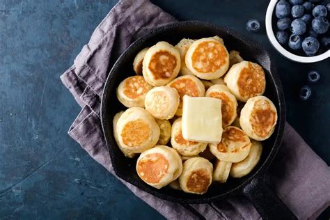 Ingredientai mieliniams blynams: miltai, obuoliai, pienas ir mielės