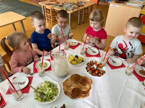stalas su įvairiais Užgavėnių blynais
