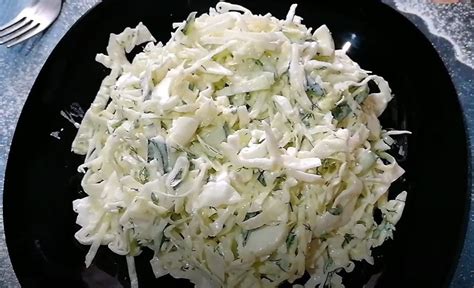 Įvairių rūšių kopūstų salotos