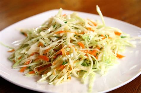 Šviežių kopūstų ir morkų salotos