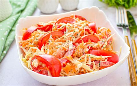 Kopūstų salotos su pomidorais ir česnaku