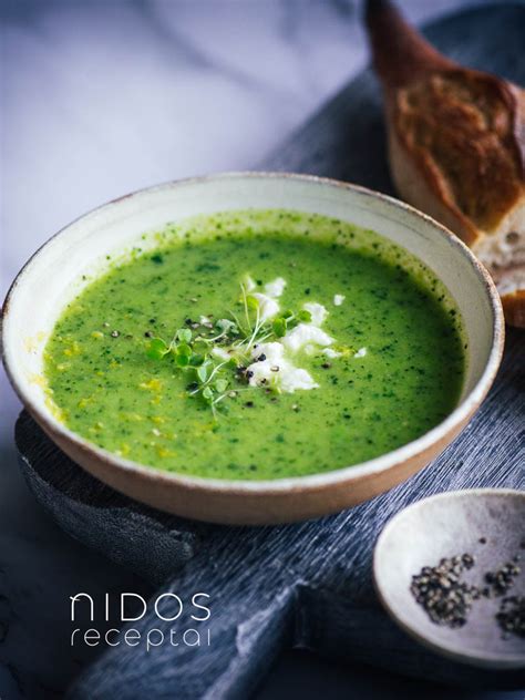 Patiekta cukinijų ir pomidorų sriuba su feta sūriu