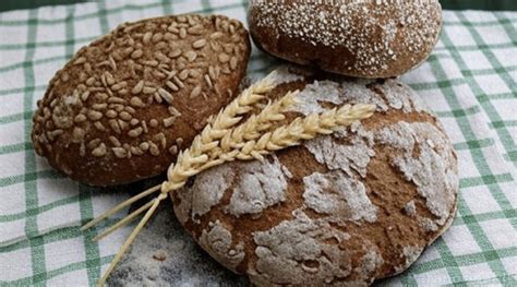 Kaip atgaivinti sužiedėjusią duoną