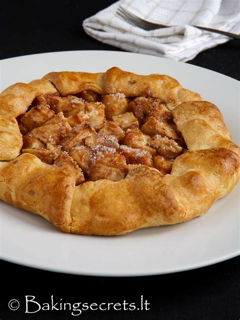 Itališkas obuolių pyragas Crostata su obuolių įdaru