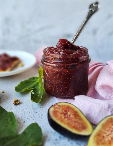 Nuotrauka su įvairiais figų patiekalais