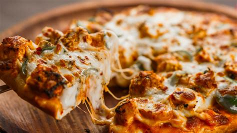 Picos su šviežiais ingredientais ir įvairiais padažais