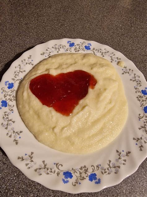 Manų košė su uogiene ir sviestu