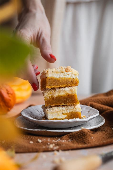 Trupininis moliūgų pyragas su varške, supjaustytas gabalėliais