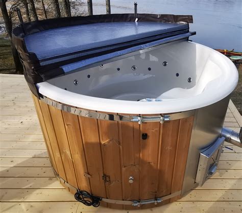 Nuotrauka su prizais: planšetė, trapučiai, kubilas