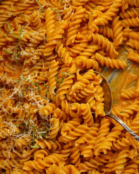 Makaronai su keptų paprikų padažu, apibarstyti sūriu ir baziliku