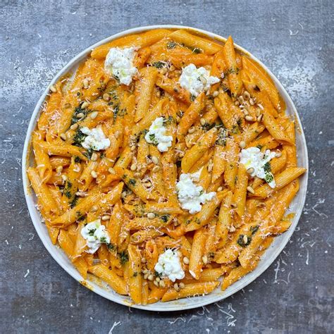 Veganų lėkštė su keptų paprikų padažu
