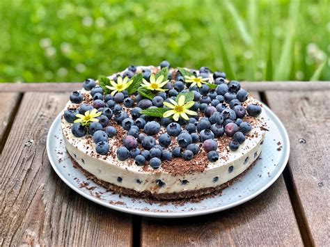 Veganiškas juodųjų serbentų sūrio tortas su šviežiomis uogomis