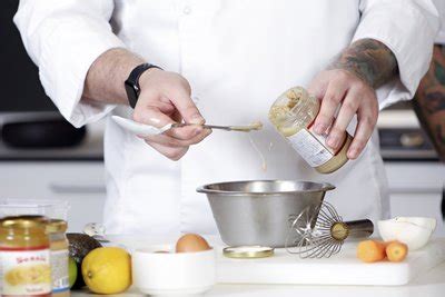 Šefas ruošiantis patiekalą iš šviežių ingredientų