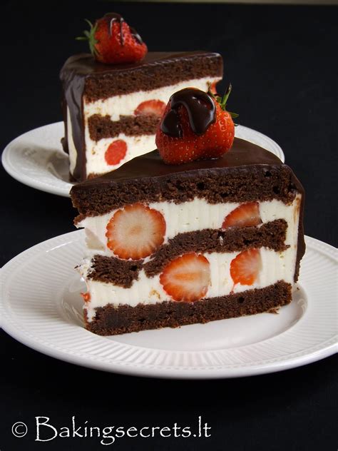 Šokoladinis tortas su braškėmis ir šilauogėmis