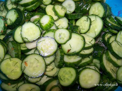 Agurkai su svogūnais ir prieskoniais