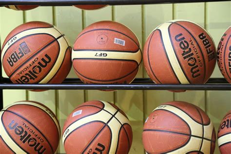 Keksiukai papuošti kaip krepšinio kamuoliai