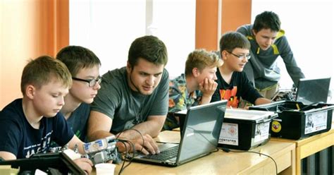 Mokiniai dirba prie grupinio programavimo projekto