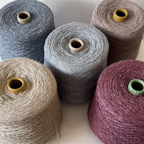 Mediniai karuselės elementai ir vilnos siūlai