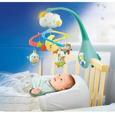 Vaizdas iš viršaus, kaip tvirtinama karuselė prie lovytės