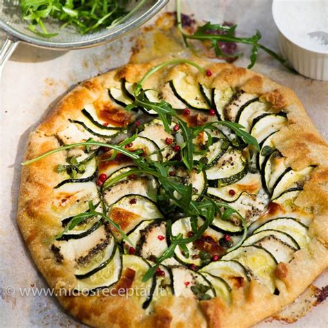 Cukinijų ir ožkos sūrio galette