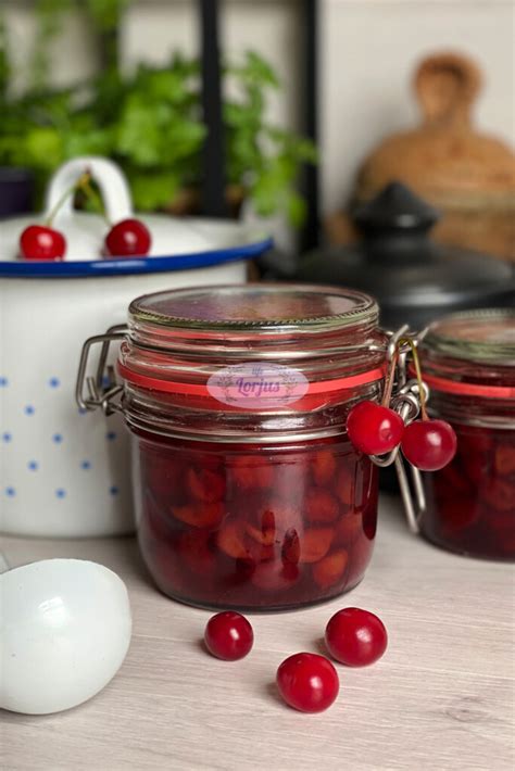 Močiutės vyšnių uogienė stiklainiuose