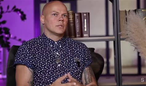 Vizualizacija: žmogus atsipalaidavęs hipnozės metu, jo mintys tampa ramesnės