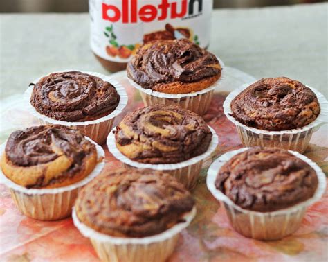 Moters rankos, maišančios tešlą keksiukams su Nutella