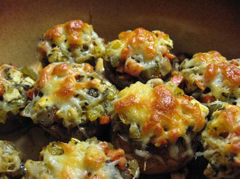 Įvairiai įdarytos pievagrybių kepurėlės