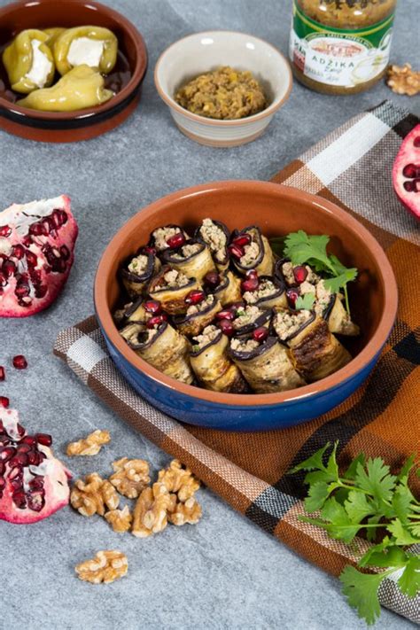 Gruziniški baklažanų suktinukai su graikinių riešutų kremu