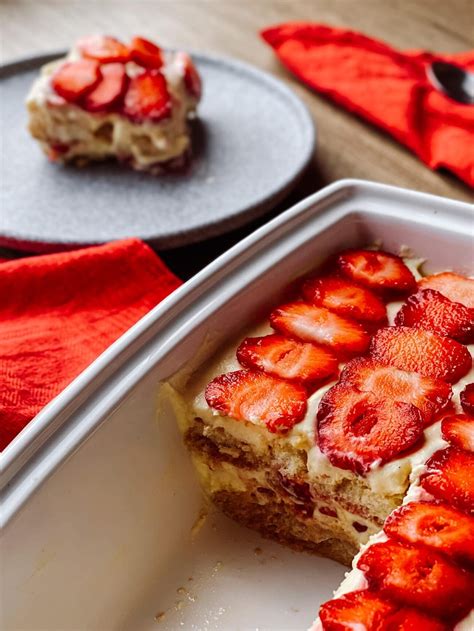 Braškinis tiramisu su juodąja arbata