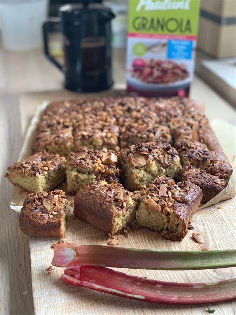 Beatos rabarbarų pyragas su granola