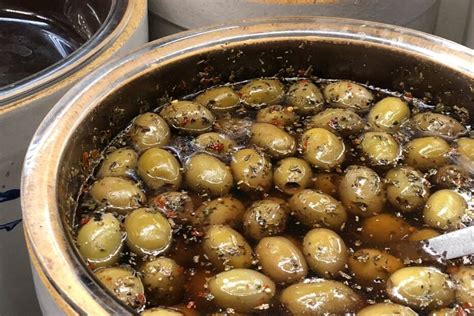 Įvairių alyvuogių marinatų ingredientai