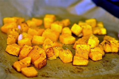 Orkaitėje kepti moliūgo kubeliai ir česnako galva